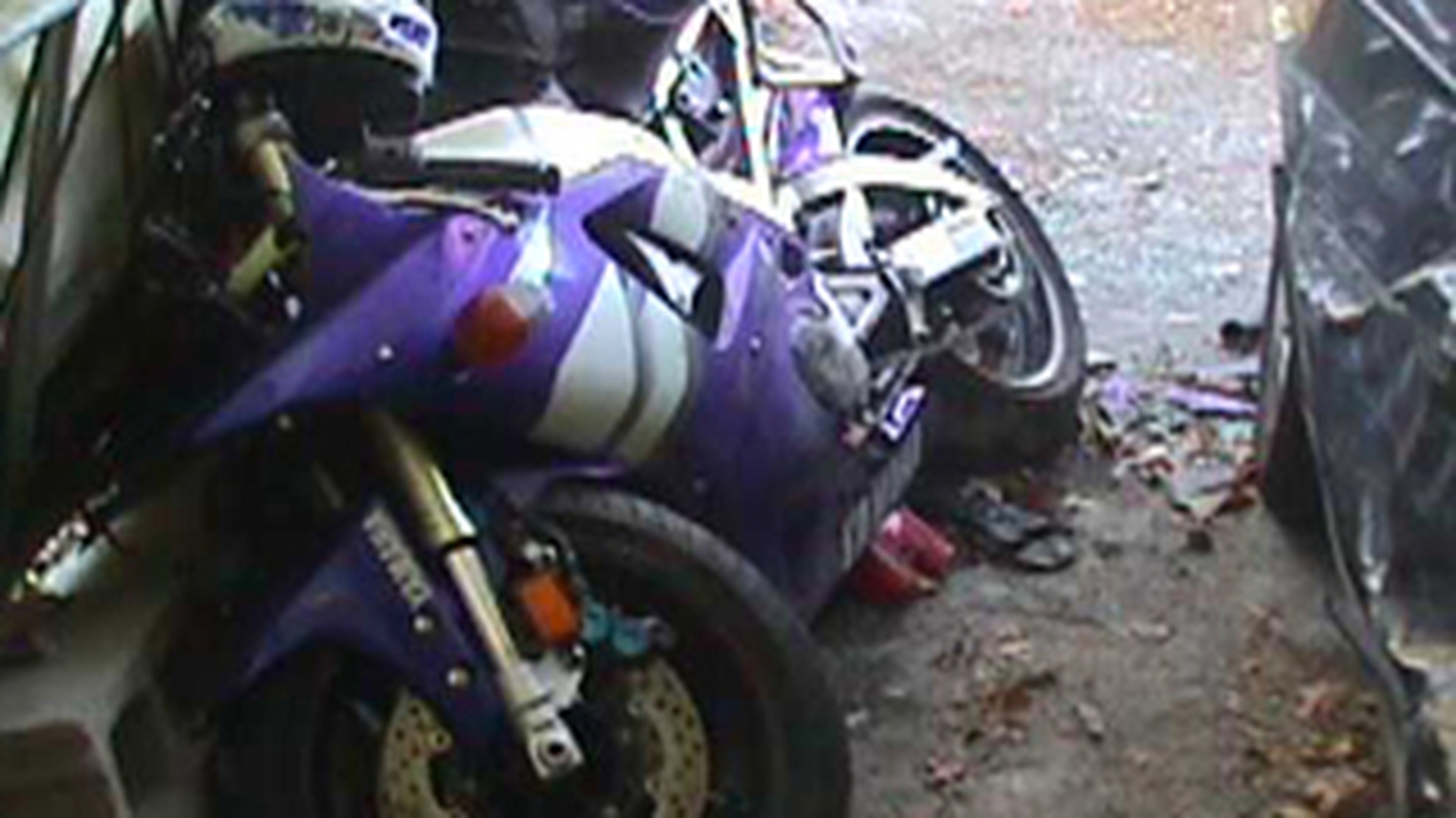 Un motociclist a fost sectionat in doua dupa ce a fost lovit in plin de o masina! Trupul a cazut pe iarba
