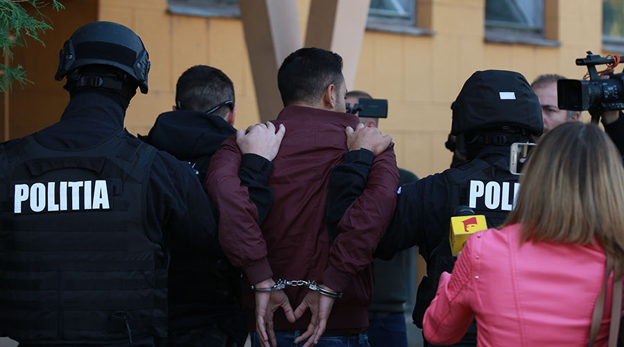Supărat că a fost amendat și că i s-a reținut certificatul de înmatriculare, un interlop a amenințat grav un polițist. Inculpatul a ajuns, ulterior, în fața magistraților
