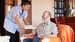 Ce moștenire a primit o badantă de la pensionarul pe care-l îngrijise. Când s-a citit testamentul, a crezut că e o glumă