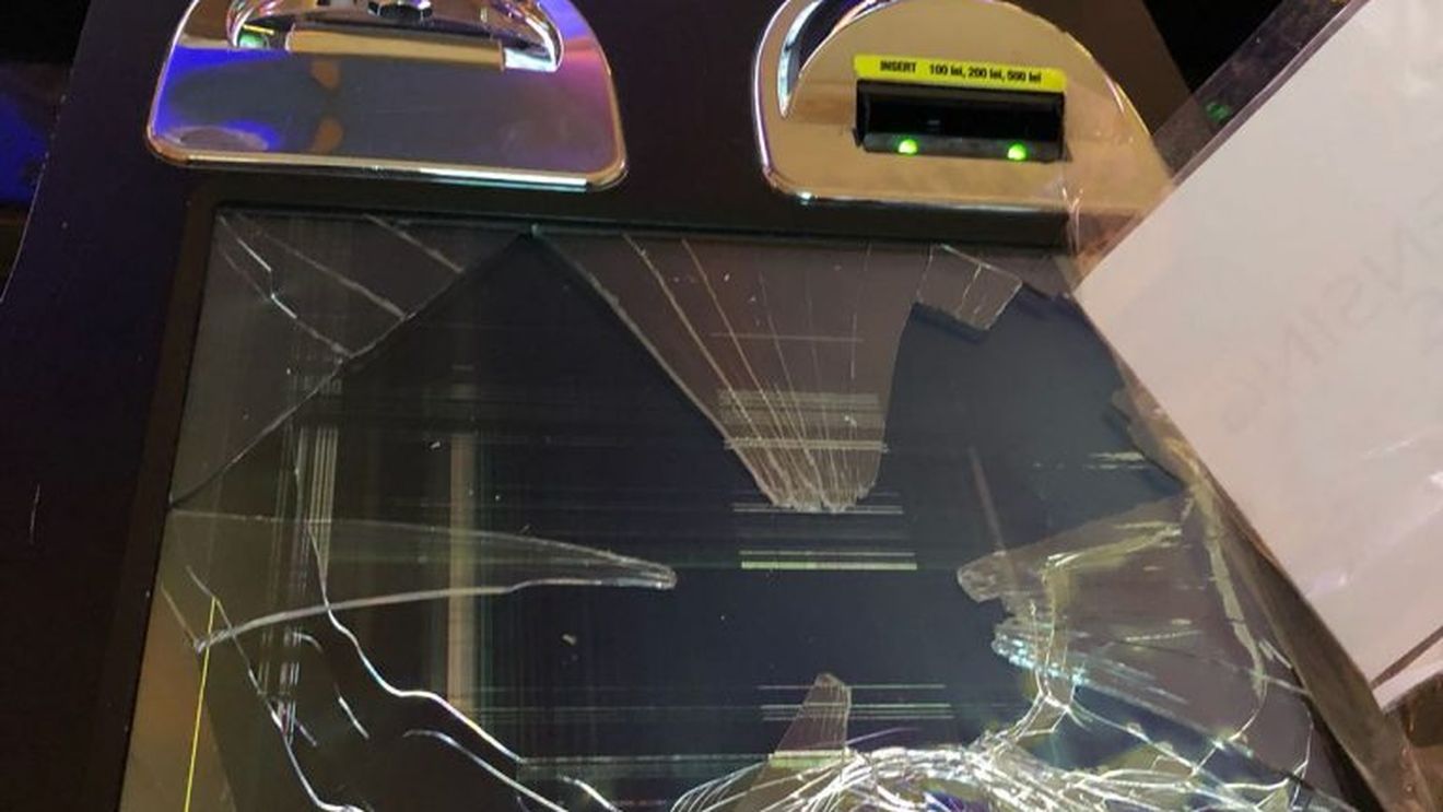 Imagini incredibile. Haos în cazinoul Marriott. Orbit de furie, un client a făcut o pagubă de 5.000 € în doar câteva secunde
