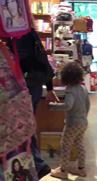 Bunica şi nepoţica ies din librăria situată pe Calea Dorobanţilor