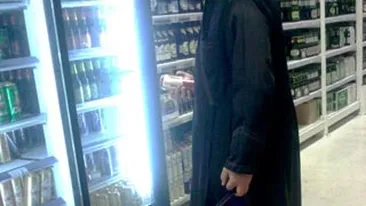 Imagine dumnezeiasca! Uite cum este la un pas sa cada in ispita un preot in fata vitrinei frigorifice cu bere - Doamne iarta-l ca nu stie ce face!