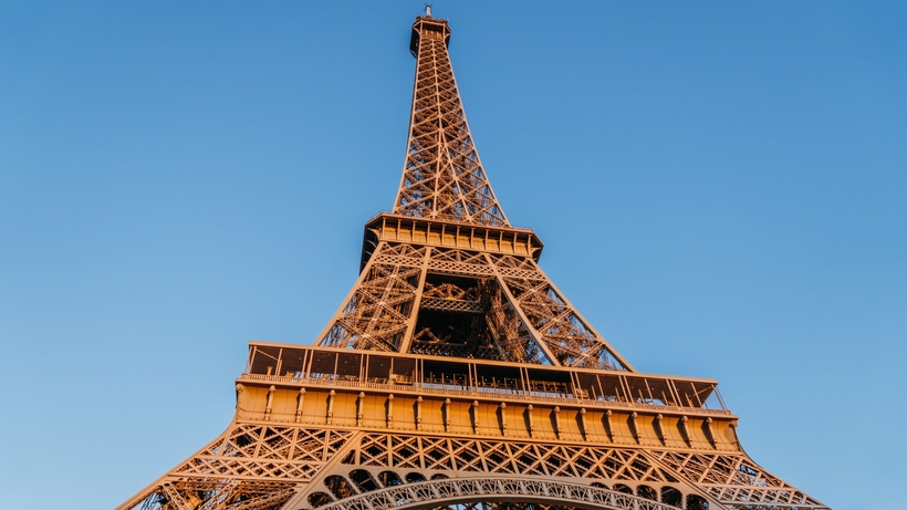 Directorul Turnului Eiffel a anunțat că renunță la funcție după ce angajatele au fost înlocuite cu bărbați în timpul vizitei unui grup religios