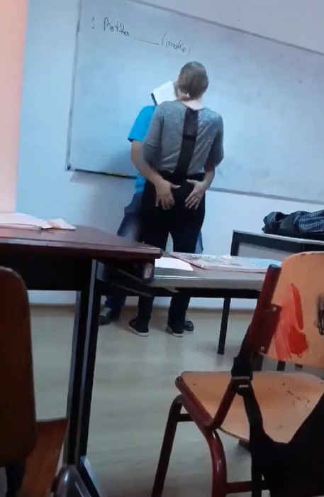 Noi acuzaţii cumplite, după ce profesorul de engleză a fost filmat în timp ce săruta şi pipăia o elevă: “Există cazuri în care elevii sunt amenințați”