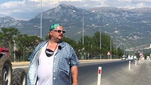 Mihai Dan Zarug face bani din piatră seacă! Cât costă un simplu tricou vândut de concurentul Asia Express