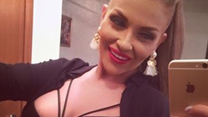 OANA RADU s-a pozat într-o ipostază sexy, dar fanii au acuzat-o că o copiază pe ANDA ADAM: "Nu mai minţi poporul"