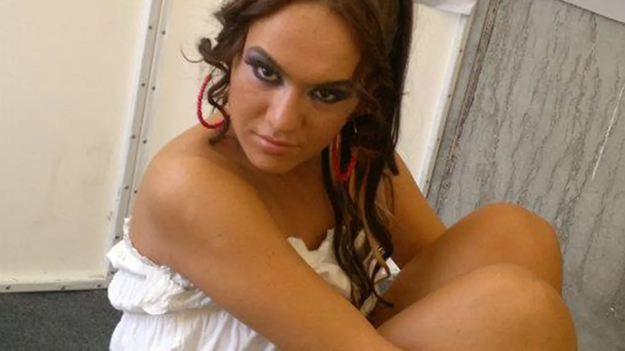 Daca o vede taica-su, o dezmosteneste! Margherita din Clejani, in ipostaze LESBI. O blonda ii maseaza zonele intime