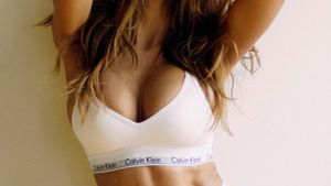 Mădălina Ghenea, ședință foto super HOT pe internet. Actrița a scăpat un detaliu rușinos, la vedere, la una dintre fotografii…