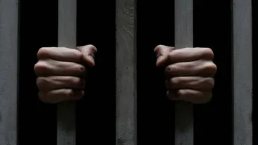 Povestea TULBURATOARE a barbatului care este tinut de peste 40 de ani intr-o CUSCA de catre mama lui!