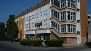 Elevul care a agresat o tânără pe terenul de sport al unui liceu din Constanța, arestat la domiciliu