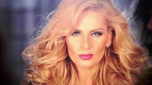 Andreea Banică a rămas fără permis, dar a găsit repede soluţie! Vezi de cine se roagă vedeta s-o ajute, dar nu are succes!