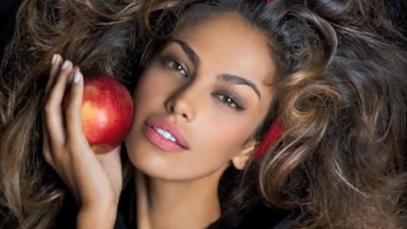 Mădălina Ghenea suferă ca un câine după Gerard Butler: "Trece printr-o perioadă nefastă pe toate planurile"
