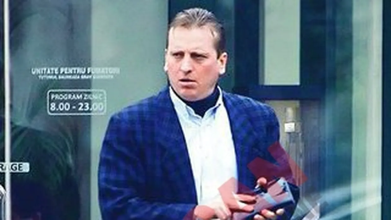 Soferul plateste masa la restaurant pentru stapana timbrelor