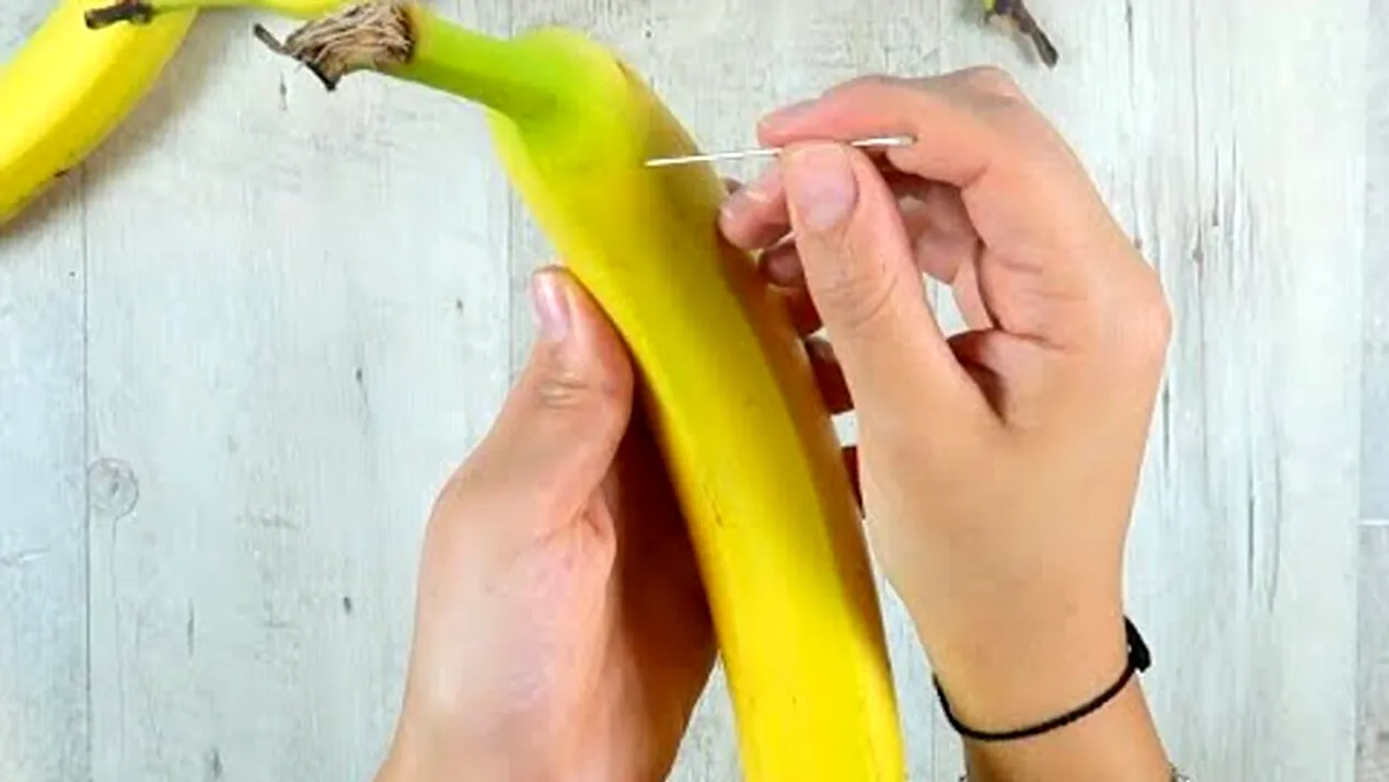 Puțini români știu acest truc! Ce se întâmplă dacă faci găuri cu acul în banană