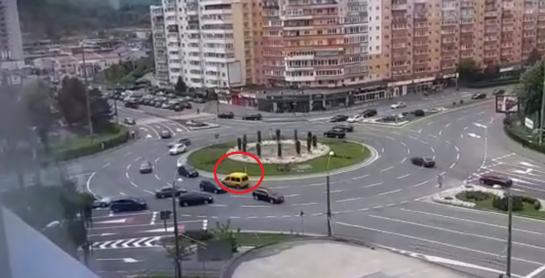 Filmare fabuloasă cu un “englez”, pe contrasens într-un sens giratoriu din Brașov. Ce s-a întâmplat după ce a ieșit din intersecție