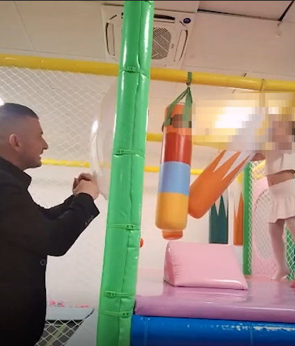 Fiica ”bodyguardului lui Dumnezeu” a împlinit 5 ani și promite să fie o mare luptătoare: ”A mușcat sacul”