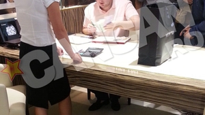 Asta, da, viata de beizadea! Victoras Micula a dat o tura rapida prin mall si si-a luat un telefon de 10.000 ! A platit cash