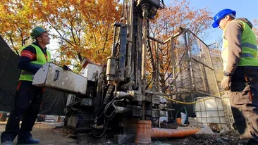 (P) Au început forajele geotehnice pentru consolidarea planșeului de la Piața Unirii! Specialiștii fac săpături la mare adâncime pentru a verifica starea solului și a fundației pe care se sprijină structura planșeului vechi de 80 de ani
