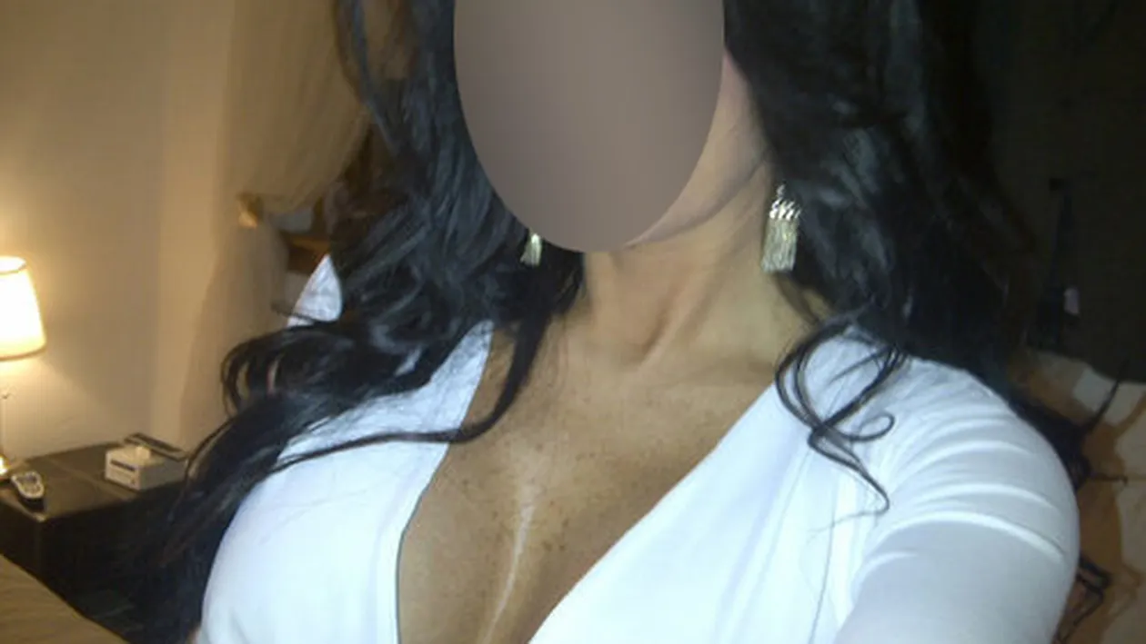 Gafa istorică a unei soliste! A rămas cu un sân pe-afara, in direct, in timp ce cânta! Vezi ce reactie a avut când şi-a dat seama