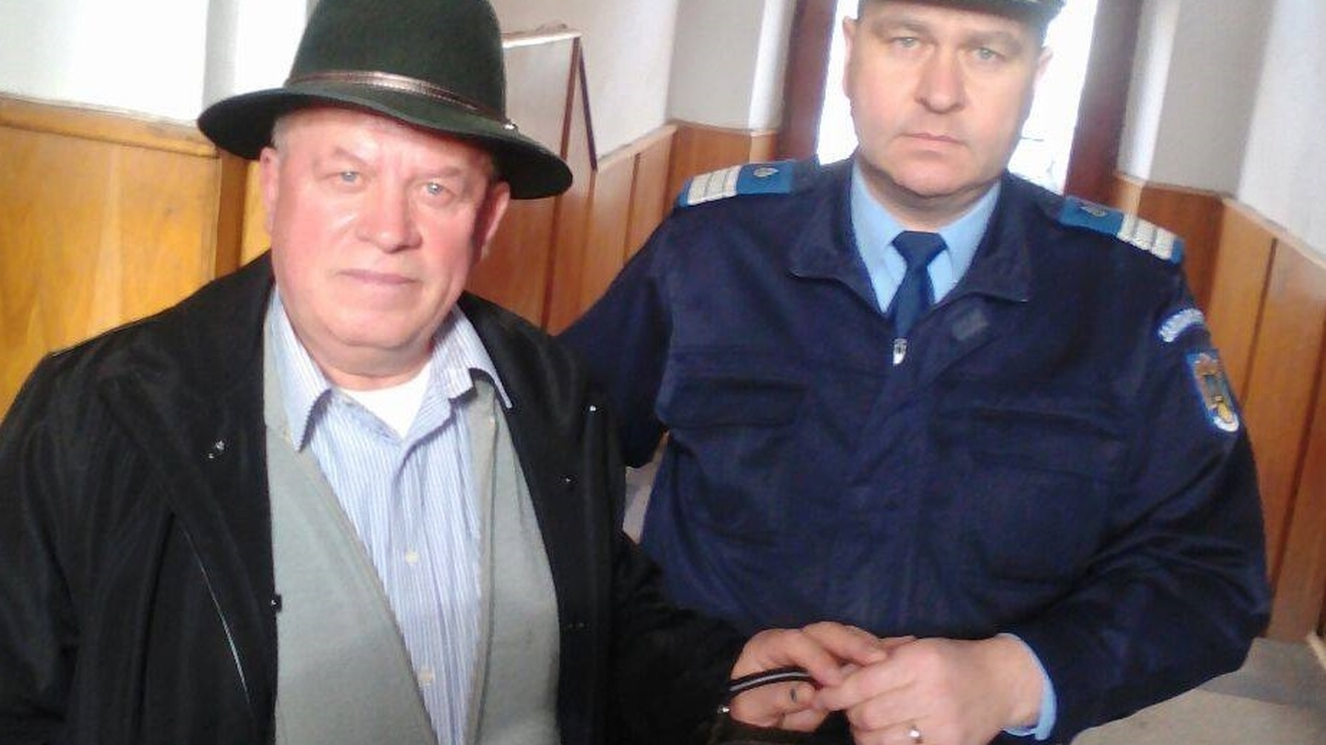 Un jandarm din Rădăuţi a găsit o borsetă, iar când a deschis-o a rămas fără cuvinte! Ce a urmat a devenit apoi viral