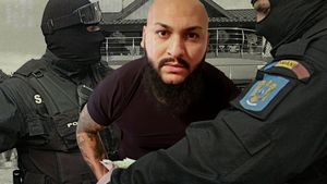 Dani Mocanu, ridicat de mascați! Poliția face percheziții în casa manelistului