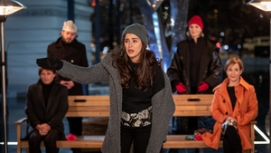 Medeea Marinescu, Marius Manole, Lia Bugnar, Irina Antonie și Anghel Damian au jucat teatru la zero grade. Spectacolul „Două liniuțe” a fost transmis online pe pagina de Facebook Qreator by IQOS