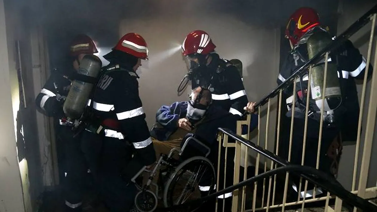 Incendiu puternic într-un bloc din Capitală! 50 de persoane au fost evacuate