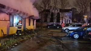 Incendiu de proporții în Slatina! 9 mașini au fost distruse, iar o clădire a ars în totalitate. VIDEO
