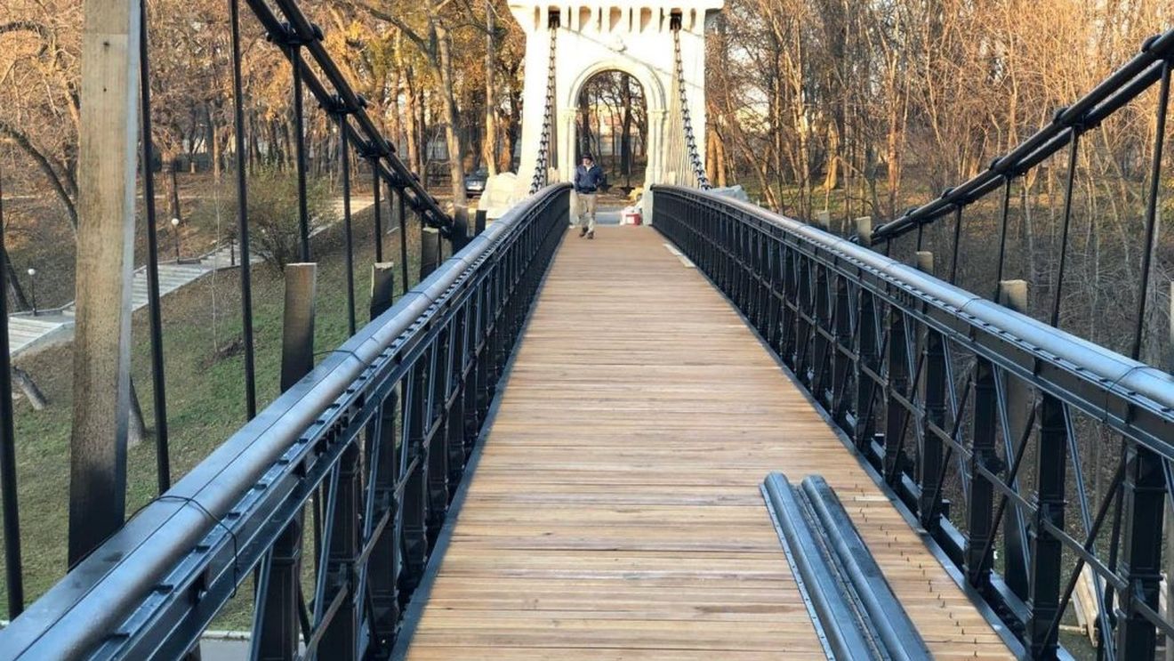 Incredibil! Au pus panouri fotovoltaice pe un pod, monument istoric din Craiova