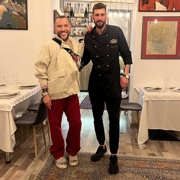 Stephan Pelger și Cosmin Alinică, patronul restaurantului unde designerul a băut cu o seară înainte de a se sinucide / (Sursa: Facebook)