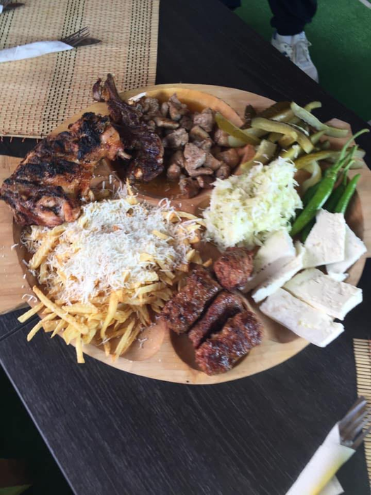 Cât costă un „platou cu draci pe el” de la terasa lui Luis Stan? Lumea se înghesuie la restaurantul celui care a rupt Tik Tok-ul