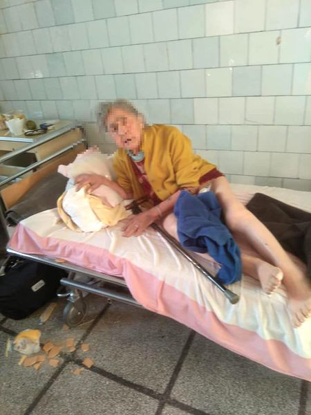 Imagini greu de privit de la Spitalul Județean de Urgență Reșița. Pacienții cu COVID stau dezbrăcați, pe holuri. FOTO