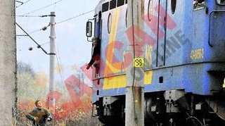 Un copil de 10 ani s-a electrocutat cand se juca pe o locomotiva