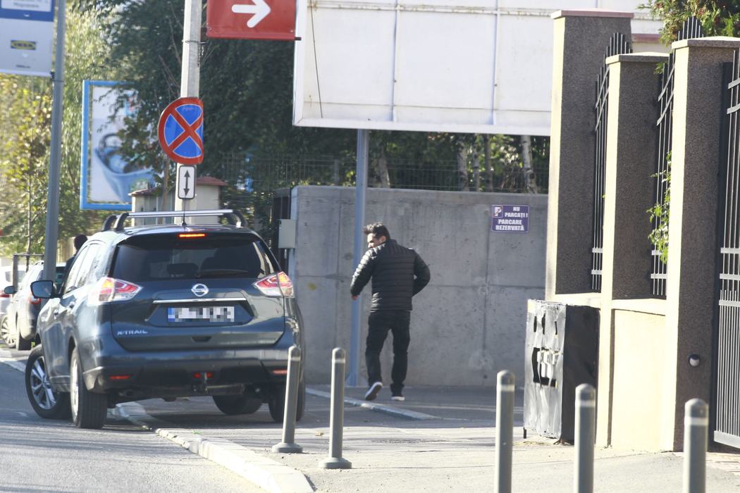 În drumul spre casă, Mihai Rait s-a oprit la un magazin, dar a „ratat” parcarea