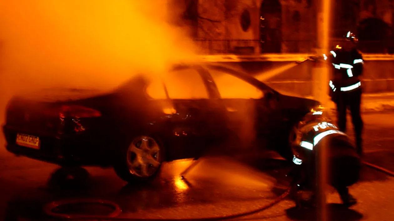 Distracţie la beţie! Doi tineri au incendiat trei maşini parcate pe o stradă din Timişoara