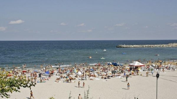 Plajă de pe litoralul, închisă din cauza poluării cu hidrocarburi. Autorităţile au intrat în alertă. Comunicatul oficial