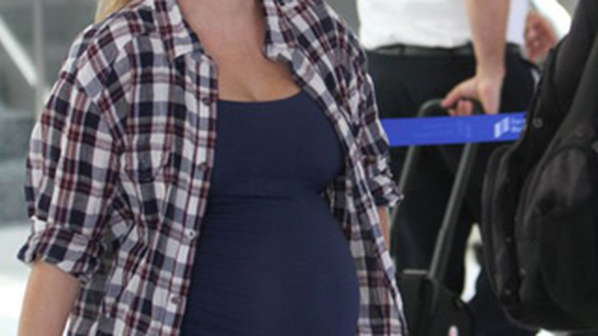 Vezi cum arata acum una dintre cele mai sexy blonde de la Hollywood! Cea de-a treia sarcina a schimbat-o total