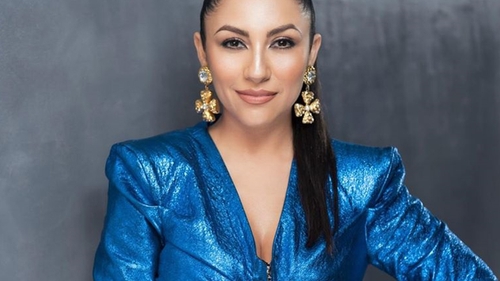 Andra s-a afişat cu decolteul la vedere şi e mai sexy ca niciodată!