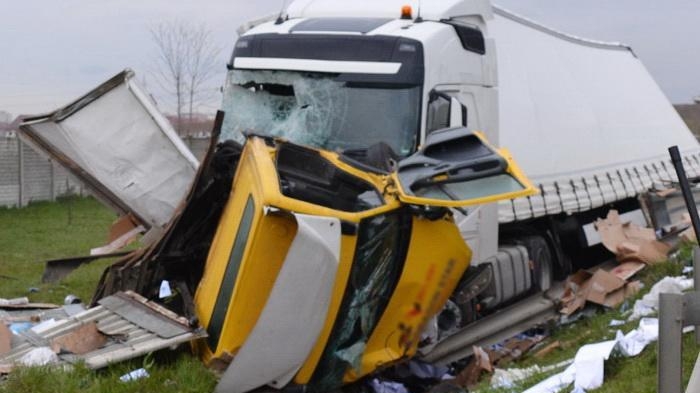 Grav accident pe DN1. Un TIR s-a răsturnat peste o maşină, două persoane au murit