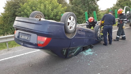 Patru persoane rănite, după ce o mașină s-a răsturnat în sensul giratoriu, la ieșirea din Ghimbav