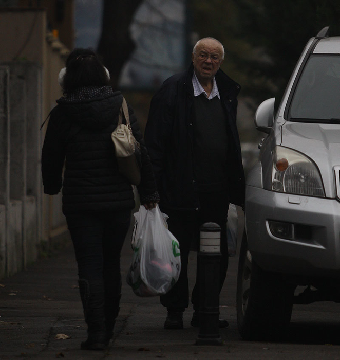 Cu chipul schimonosit de durere, actorul se îndreaptă spre casă