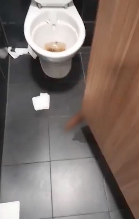 Descoperirea absolut grețoasă făcută de un client într-un restaurant McDonalds. ”Mi-am aruncat imediat ouăle cu șuncă la gunoi”