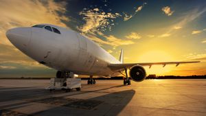 Ai bilet de avion? Mai plătești o taxă! Românii, obligați să scoată încă 100–200 lei din buzunar