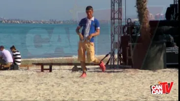 VIDEO Dementul litoralului 2012! El este omul cu care toti si-ar fi facut poze pentru Facebook la mare - Un nebun cu acte danseaza Lambada singur pe plaja