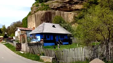 România găzduiește singura casă din lume cu o cascadă naturală în curte! Cum arată celebra „Căsuță Albastră”