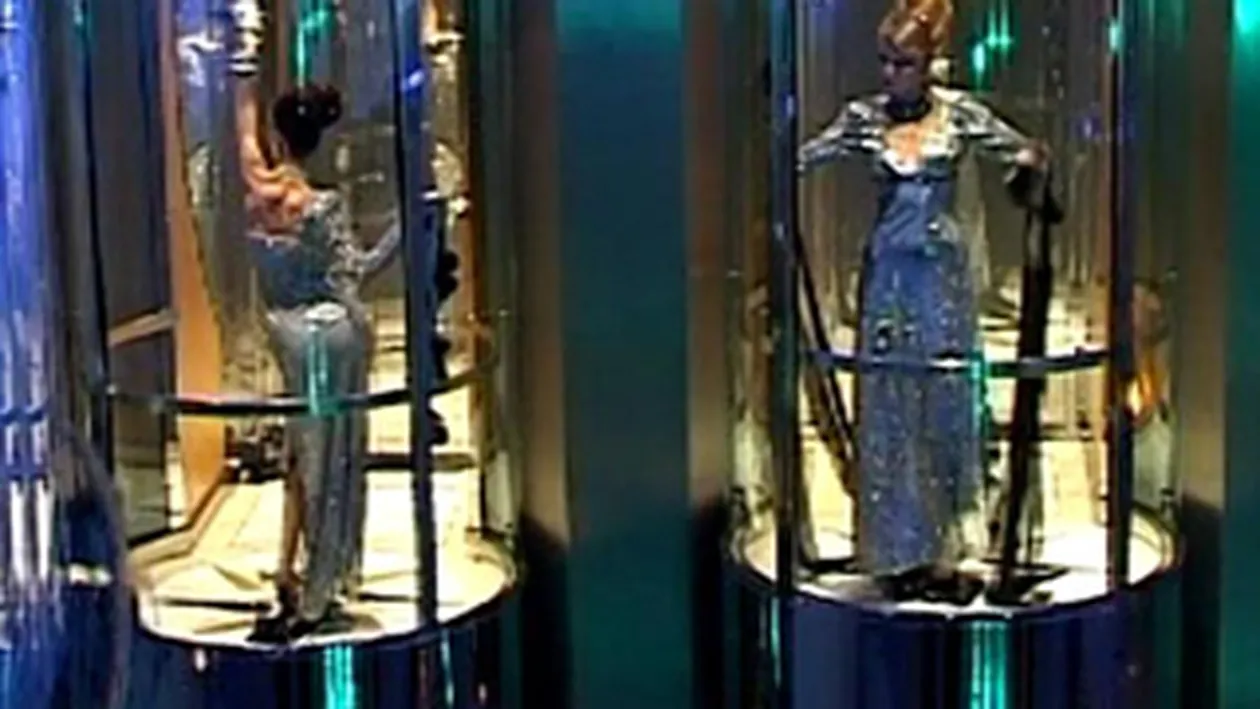 Prezentare de moda inedita in lifturile-glont din Burj Dubai