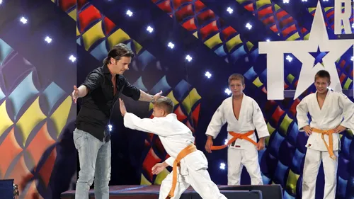 Mihai Petre, pus la pământ de un judokan, pe scena de la Românii au talent! Vezi ce a păţit juratul!