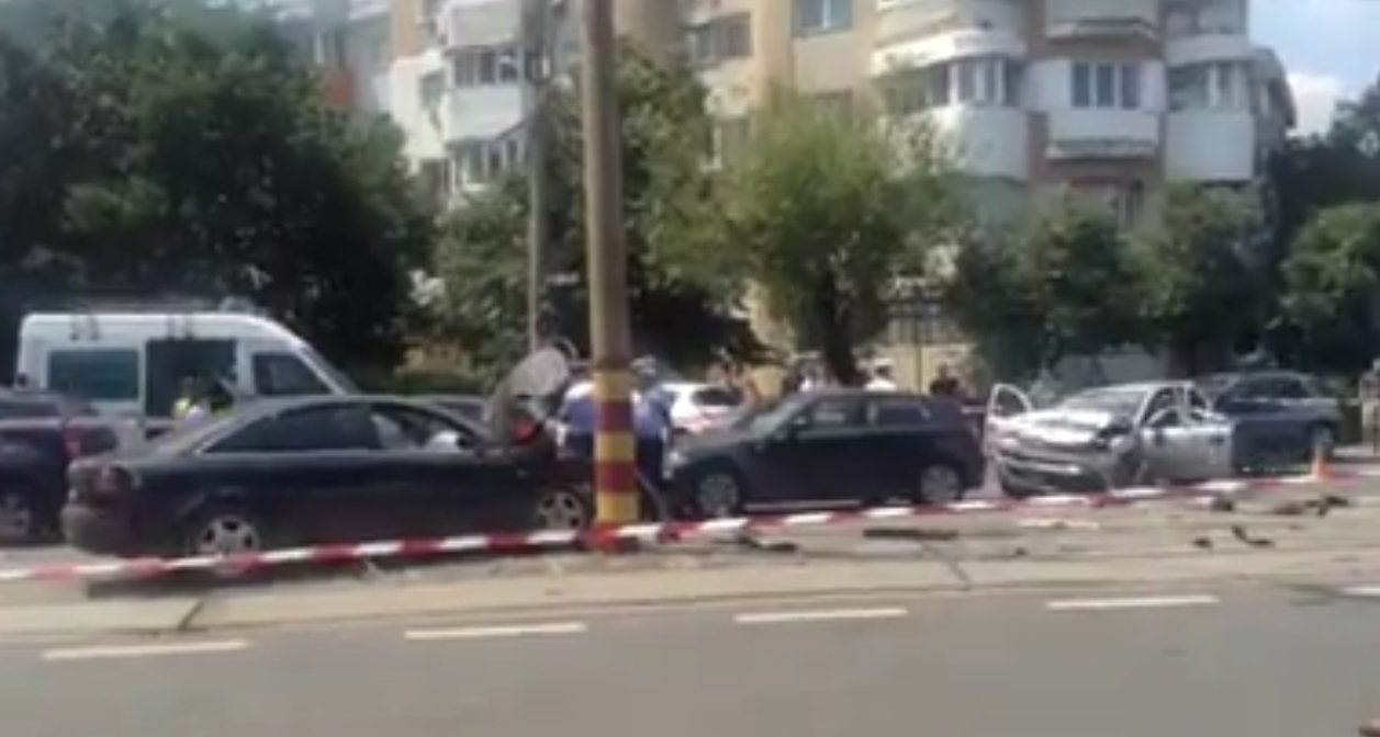 UPDATE accident teribil în București: un şofer urmărit de poliţie a lovit 5 maşini în nordul Capitalei. Bărbatul n-a fost prins
