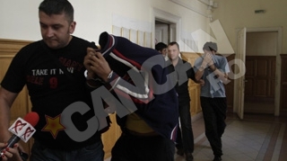 Tanar de 18 ani, strangulat si ars pentru un geam spart