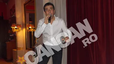 Dezmat cu palinca si lautari! Silviu Biris a cantat cocotat pe scaun cu microfonul intr-o mana si toiul plin in alta
